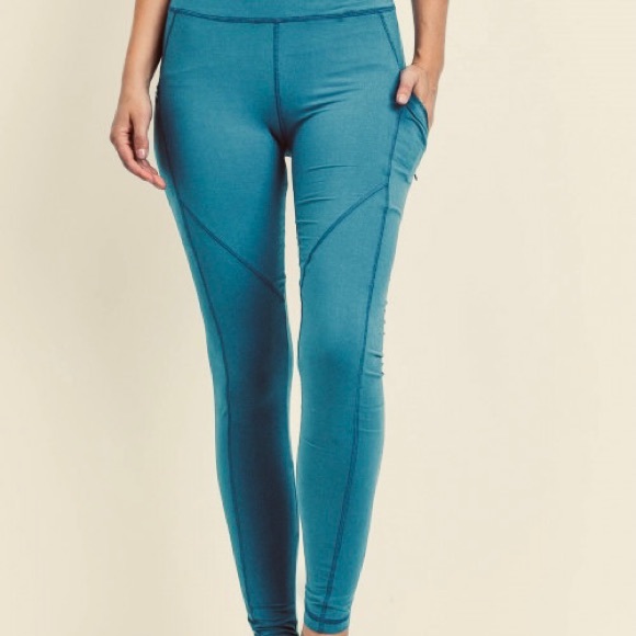 BEST YOGA LEGGINGS! Soft, Form Fitting NWT!
